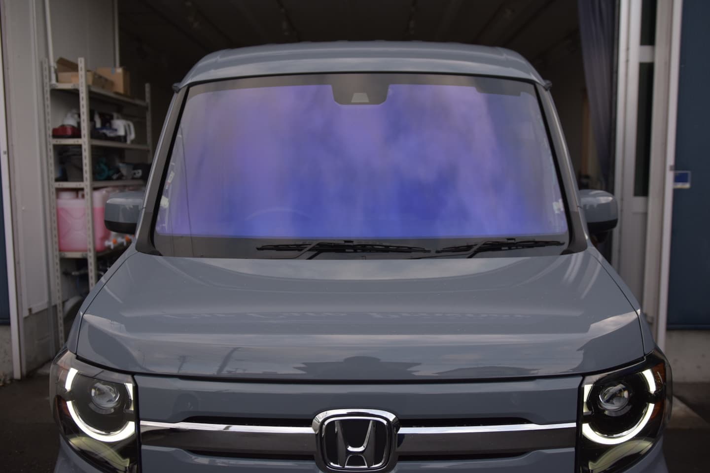 オーロラフィルムを貼って反射するガラス